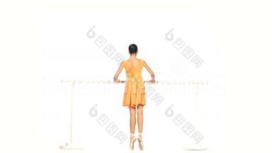 穿着黄色裙子的<strong>芭蕾舞者</strong>被隔离在白色衣服上
